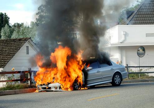 Tanques de combustível são projetados para evitar que vapor de gasolina, muito inflamável, escape mesmo durante um acidente. (Fonte: GettyImages / Reprodução)