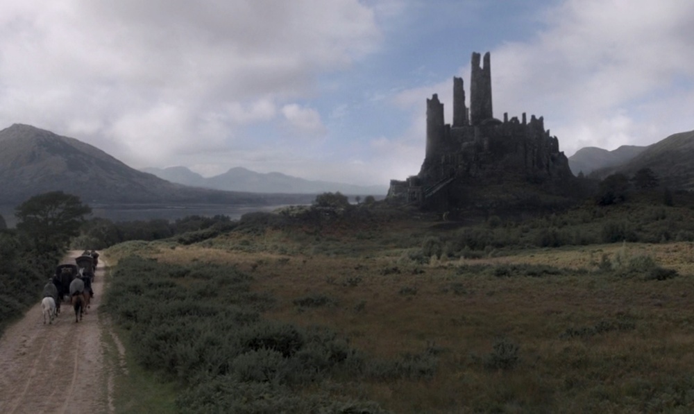 Mesmo destruído, o castelo continua bastante imponente.