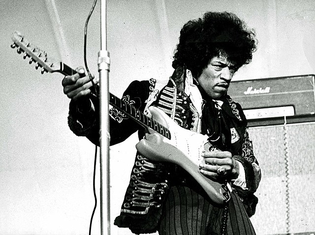 A guitarra e suas possibilidades foram ao centro da música graças a Jimi Hendrix. (Fonte: Wikimedia Commons / Reprodução)