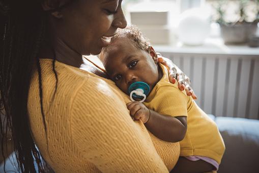 A herança genética materna estaria ligada ao desenvolvimento desse tipo de demência. (Fonte: Getty Images/Reprodução)