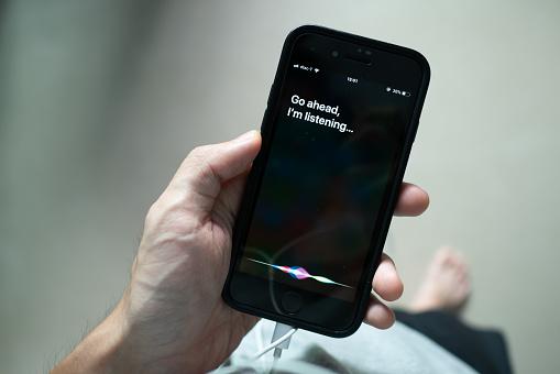 Siri com IA deve chegar aos iPhones somente em 2025