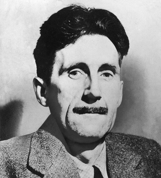 Britânico, Orwell escreveu livros contra governos autoritários e censores, mas denunciou colegas por 