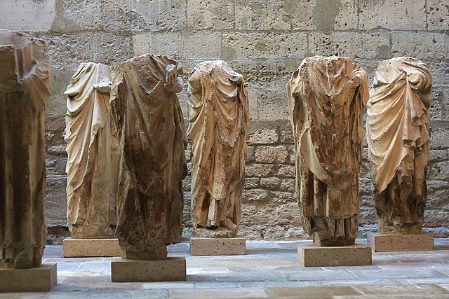 Originalmente integrantes da Catedral, as estátuas sem cabeça agora residem o museu. (Fonte: Wikimedia Commons / Reprodução)