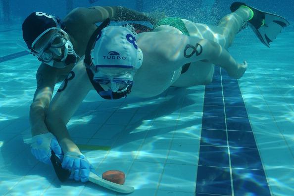 O esporte é praticado no fundo da piscina. (Fonte: Getty Images/Reprodução)