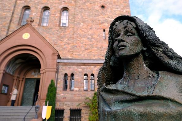 Estátua em homenagem a Hildegarda de Bingen, a santa que escreveu minuciosos textos científicos sobre medicina. (Fonte: Getty Images/Reprodução)