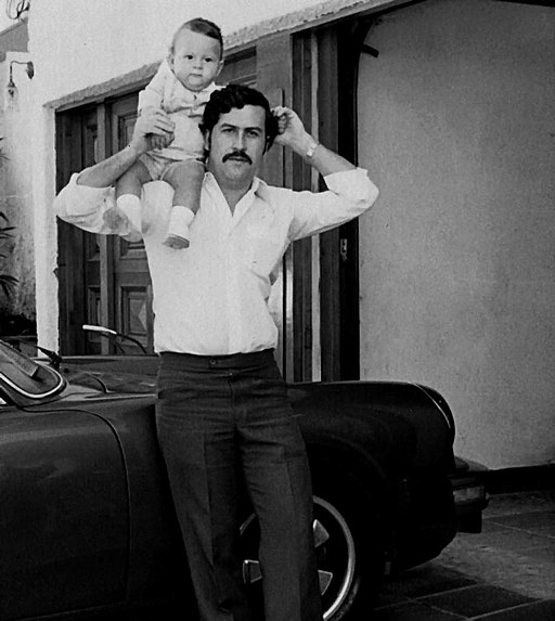 Pablo Escobar e seu filho, em 1989. (Fonte: Wikimedia Commons/Reprodução)