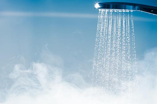 Descarga do vaso sanitrio pode cortar fluxo de gua fria no chuveiro momentaneamente. (Fonte: Getty Images)