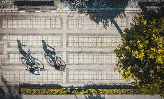 Em teoria, sombras possuem uma velocidade maior do que a luz em uma superfície. (Fonte: Getty Images)