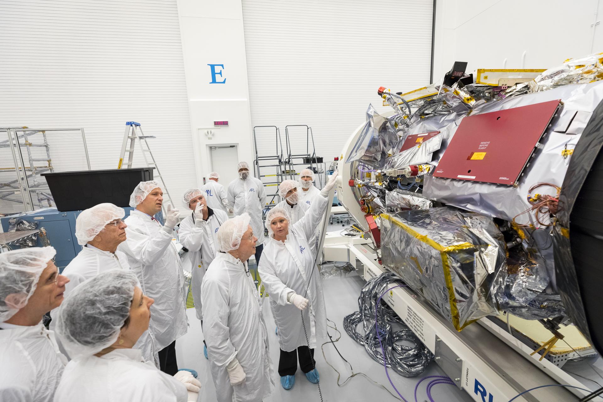 O cientista que dá nome à espaçonave vê a sonda solar antes do lançamento. (Fonte: NASA/Johns Hopkins APL/Ed Whitman)