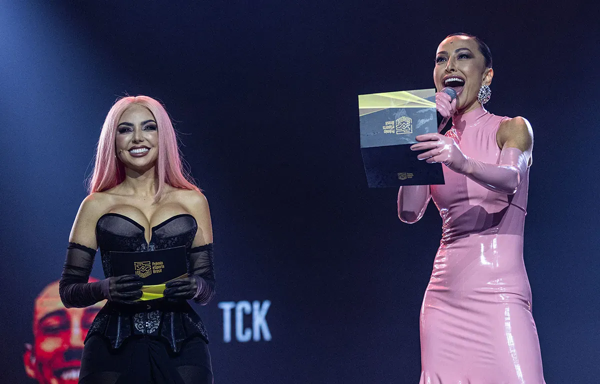 Nyvi Estephan and Sabrina Sato took charge of the stage at the last edition of the awards ceremony. (Image: PeB/Globo)