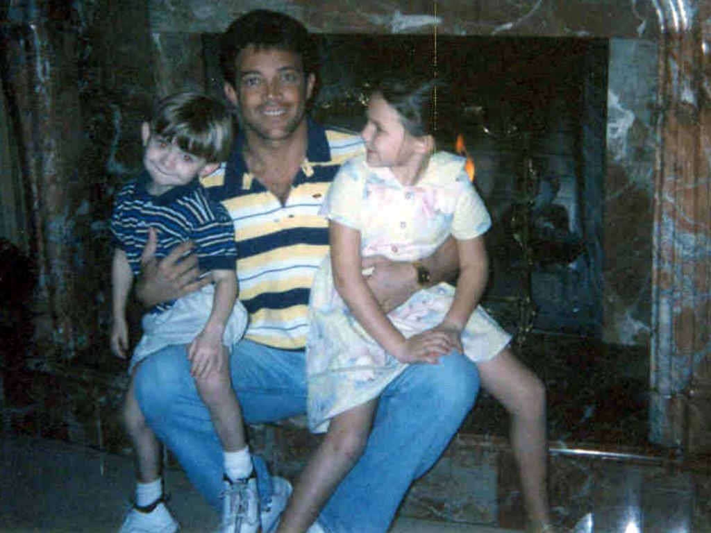 Jordan Belfort com os filhos. (Fonte: The Mercury / Reprodução)