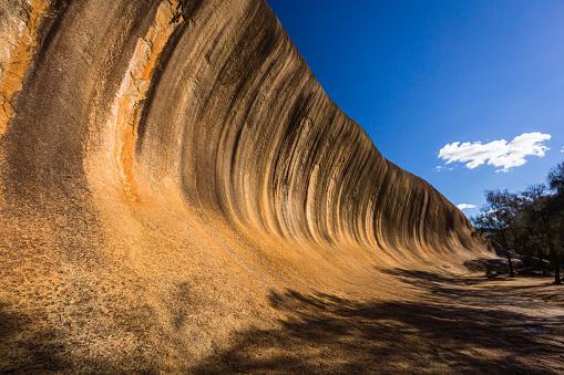 A Wave Rock realmente parece uma onda gigante prestes a quebrar. (Fonte: GettyImages/ Reprodução)