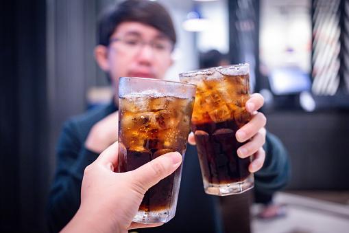 A criação do refrigerante passa pelo desenvolvimento de um método para gaseificar a água mineral - Foto: GettyImages / Reprodução