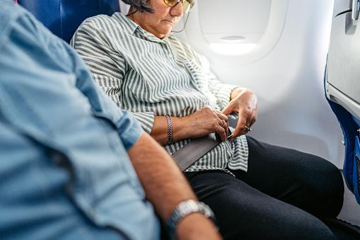 Cinto de segurança segue sendo a melhor maneira de evitar acidentes durante turbulências. (Fonte: Getty Images)