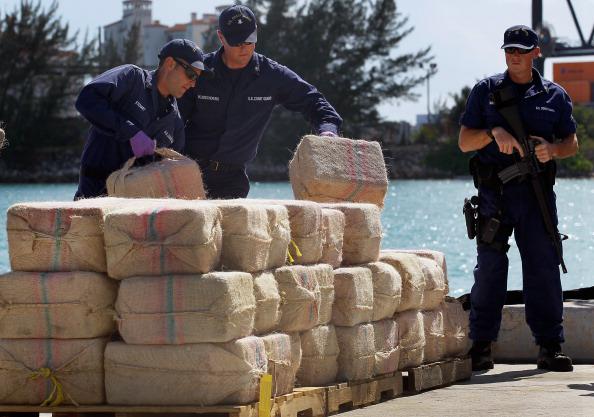 Muitos pacotes de cocaína são encontrados boiando nas águas. (Fonte: Getty Images/Reprodução)