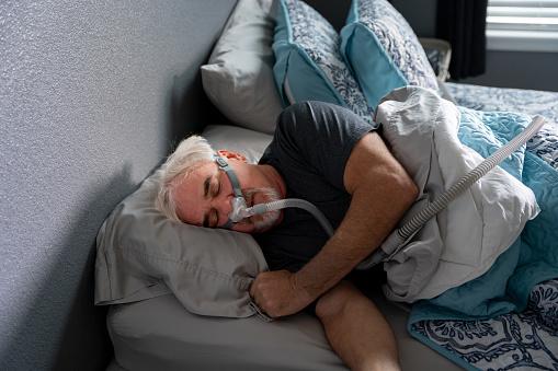 Muitas pessoas que sobre com apneia do sono usam CPAP para dormir. (Fonte: Getty Images/Reprodução)