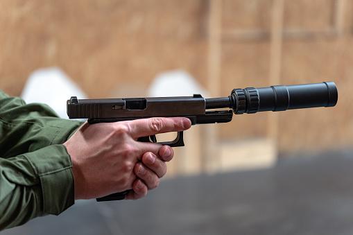 Supressores de ruído em armas só conseguem diminuir o barulho em até 30 decibéis. (Fonte: Getty Images)