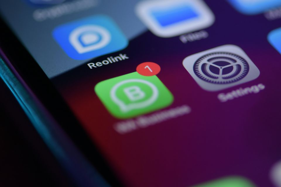 Como colocar mensagem automática no WhatsApp?