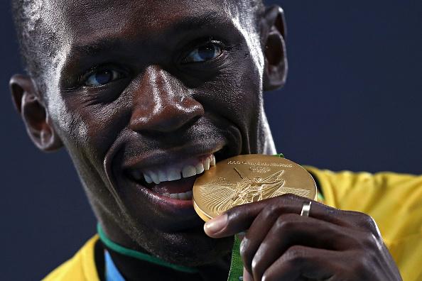 Gostinho de ouro? Ato de morder a medalha é inspirado por prática antiga. (Fonte: Getty Images)