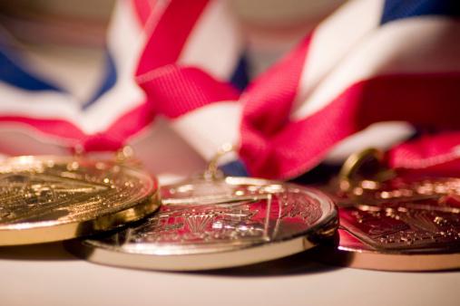 Medalhas olímpicas não são feitas de ouro maciço desde 1912. (Fonte: Getty Images)