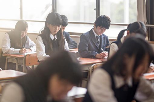 Estudantes asiáticos enfrentam longas horas de estudo e percebem o esforço mental como parte essencial do sucesso. (Fonte: Getty Images/Reprodução)