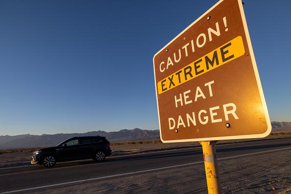 Parque Nacional do Vale da Morte exibe placar alertando visitantes sobre calor extremo. (Fonte: Getty Images)