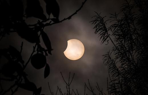Para os antigos, eclipses lunares poderiam representar um mau presságio para um rei. (Fonte: Getty Images)