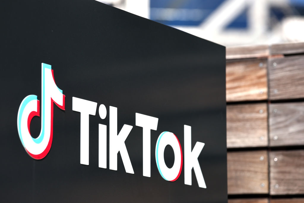 TikTok dispara notificações incorretas e reacende alerta sobre fake news