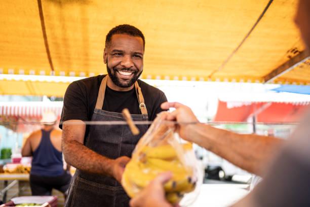 Promover o consumo de produtos locais ajuda a preservar o cultivo das bananas. (Fonte: GettyImages / Reproduo)