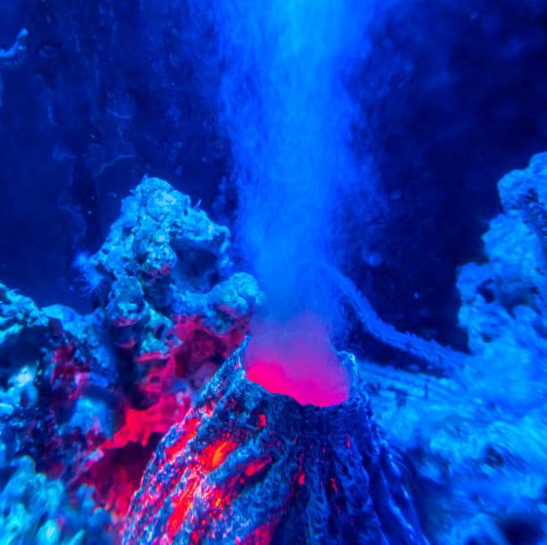 Vulcões submarinos geram erupções impressionantes, mas são difíceis de monitorar. (Fonte: Getty Images/Reprodução)