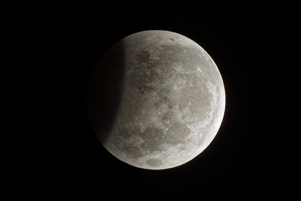 Um balé no céu: o eclipse parcial da Superlua!