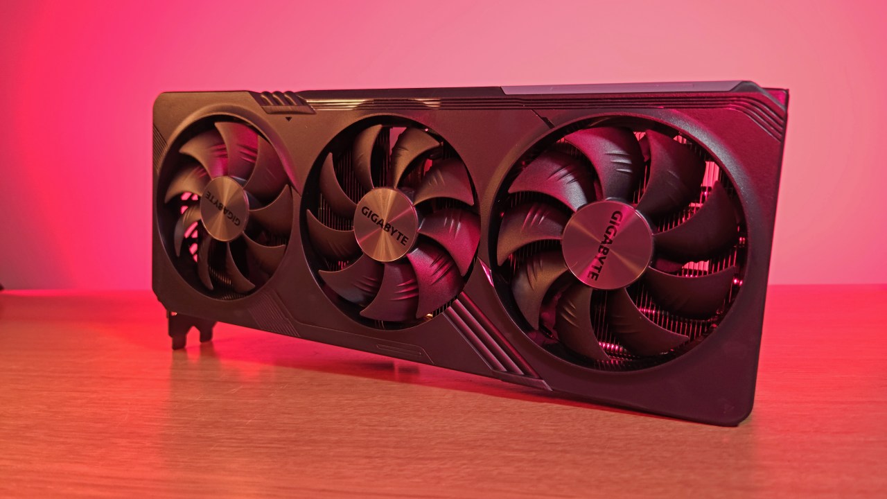 Apesar do tamanho, a GIGABYTE Radeon RX 7700 XT cabe na maioria dos gabinetes.