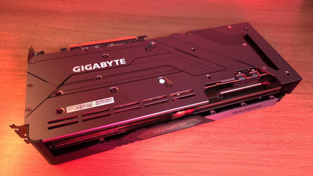 Backplate da RX 7700 XT da GIGABYTE.