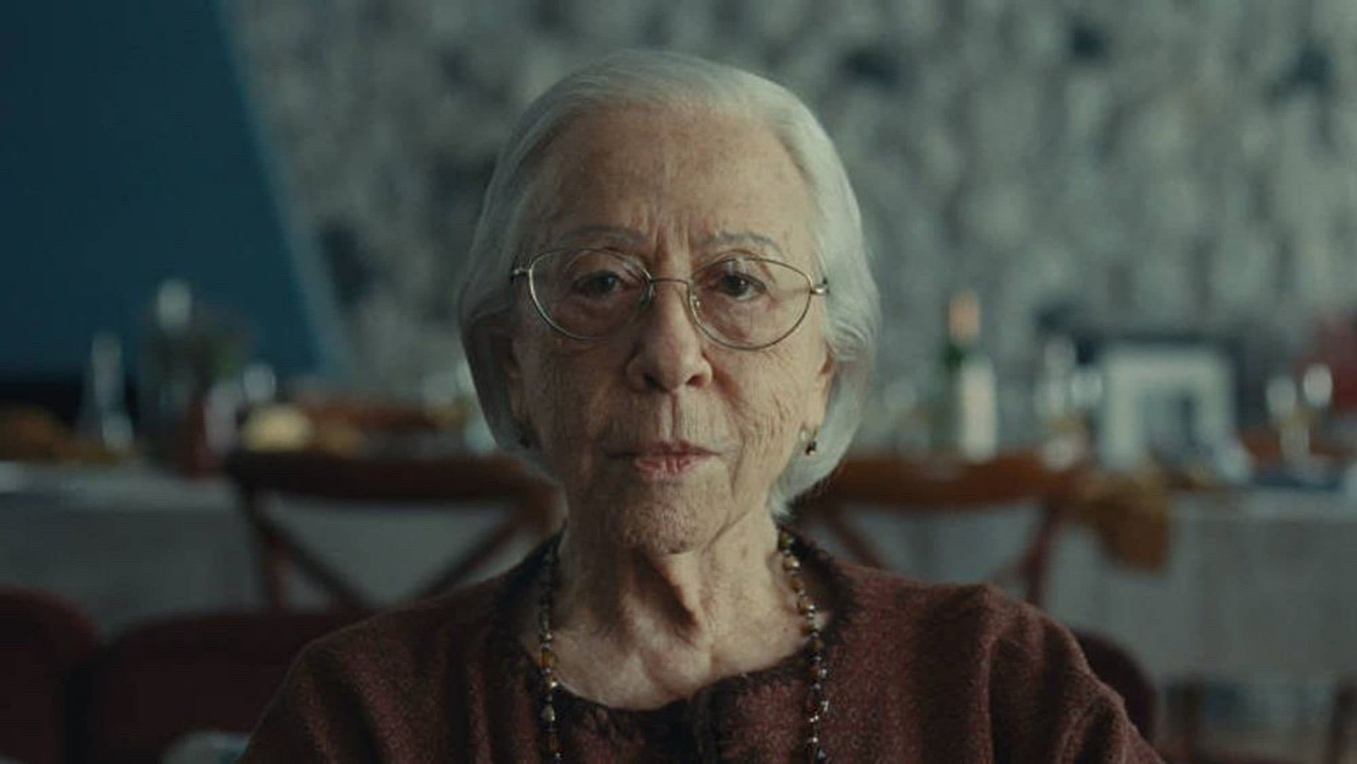 O filme mostra Fernanda Torres e Fernanda Montenegro interpretando a mesma personagem