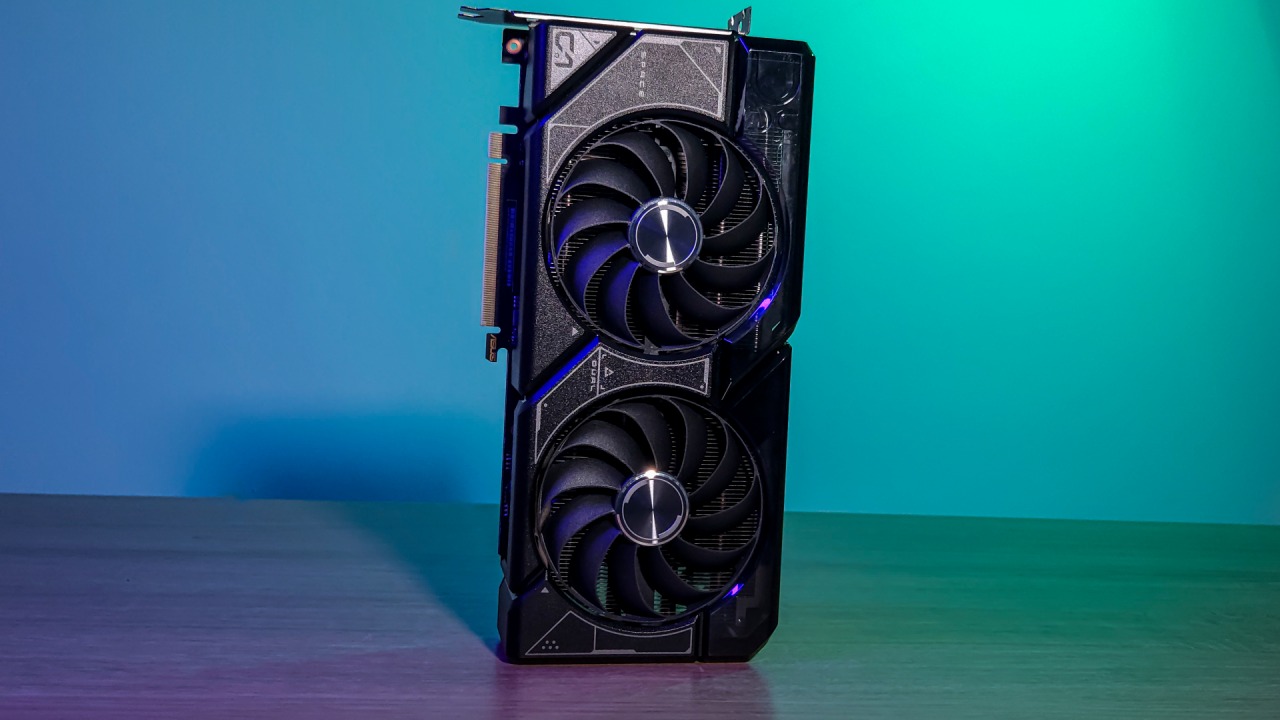 A RTX 4070 Asus Dual OC é um modelo simples, mas a Asus possui versões mais robustas em seu portfólio.