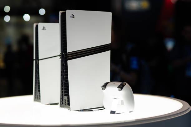 PS5 Slim (com as faixas pretas mais finas) é o menor modelo entre os PlayStation 5. (Imagem: GettyImages)