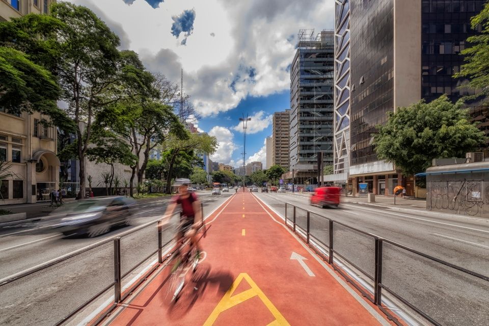 Duplicação de ciclovias: uma urgência tão grande quanto a expansão de avenidas?