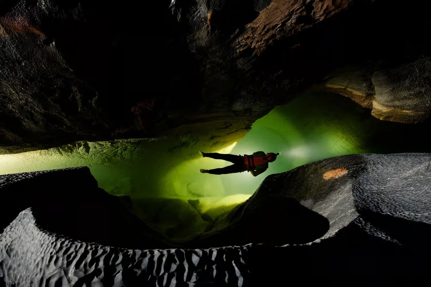 Os belos rios que se formam na caverna. 