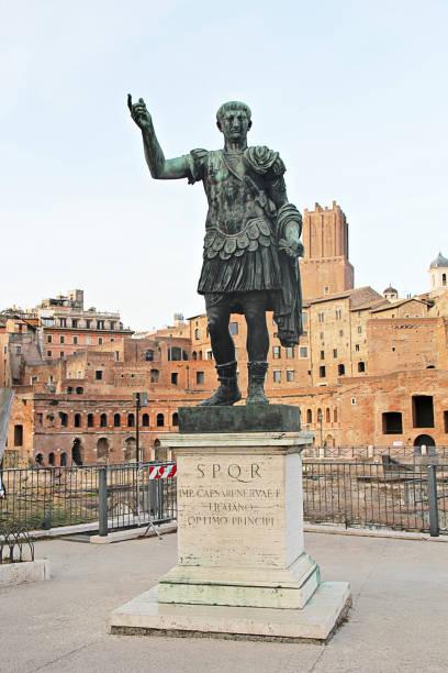Estátua do imperador romano Trajano. (Fonte: Getty Images/Reprodução)