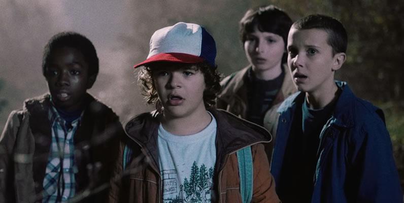 Stranger Things certamente é um dos maiores sucesso de crítica e aclamação da Netflix, e não demorou muito para virar uma série viciante. (Fonte: Aldiea/Reprodução)