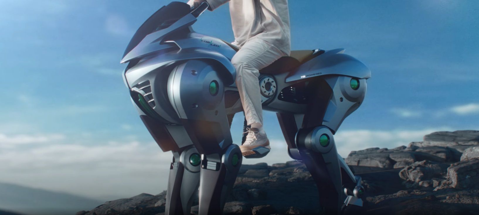 Kawasaki mostra conceito de robô quadrúpede que pode ser montado por humanos