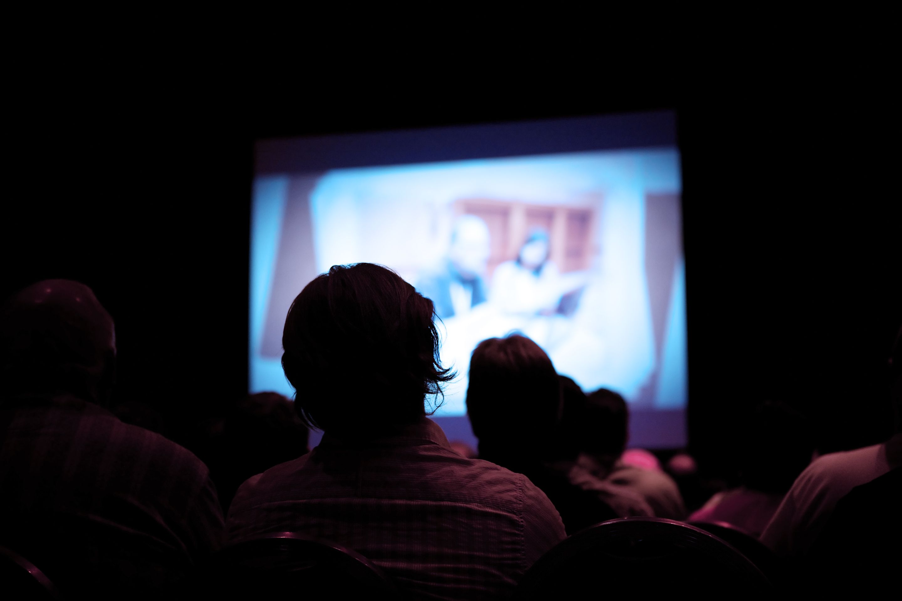 As pessoas não sabem mais assistir filmes no cinema?