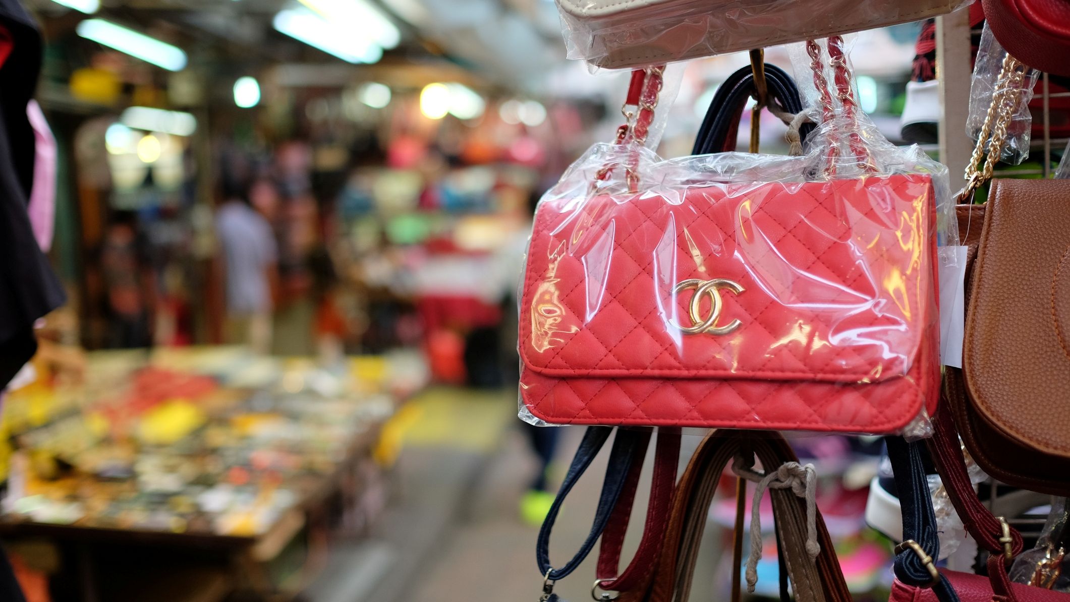 Tiktokers chineses aproveitam 'tarifaço' dos EUA para divulgar produtos piratas