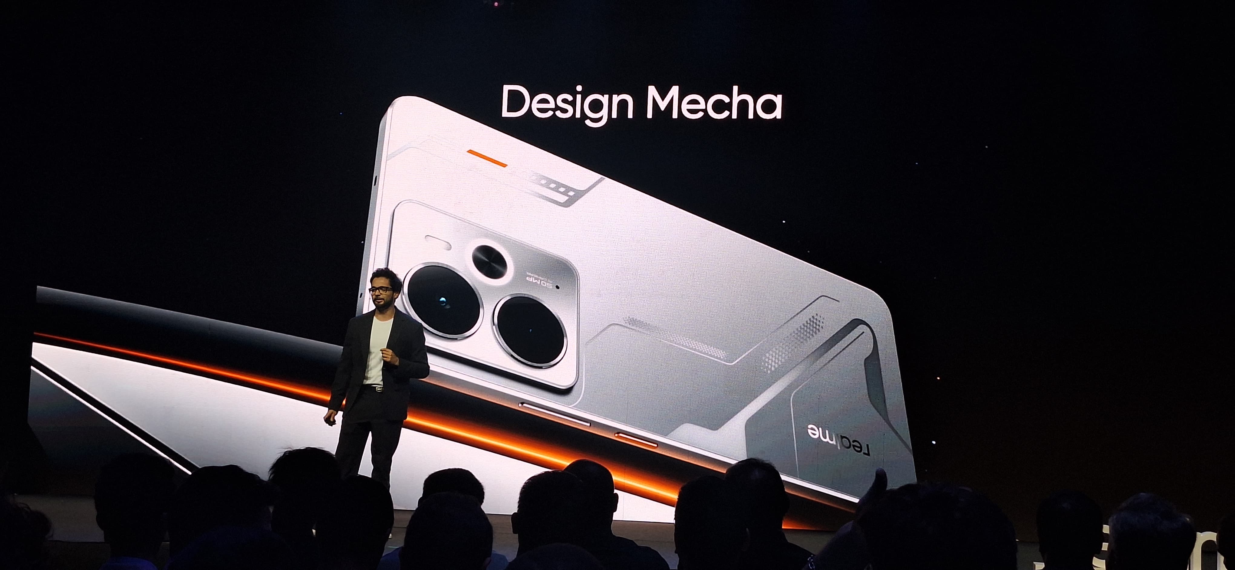 Realme 14: linha chega ao Brasil com celular que muda de cor a partir de R$ 2,8 mil