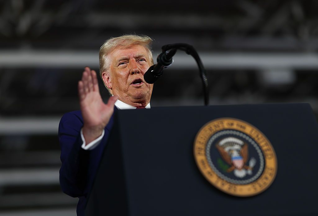 'CEOs de tecnologia estão beijando minha bunda', provoca Trump