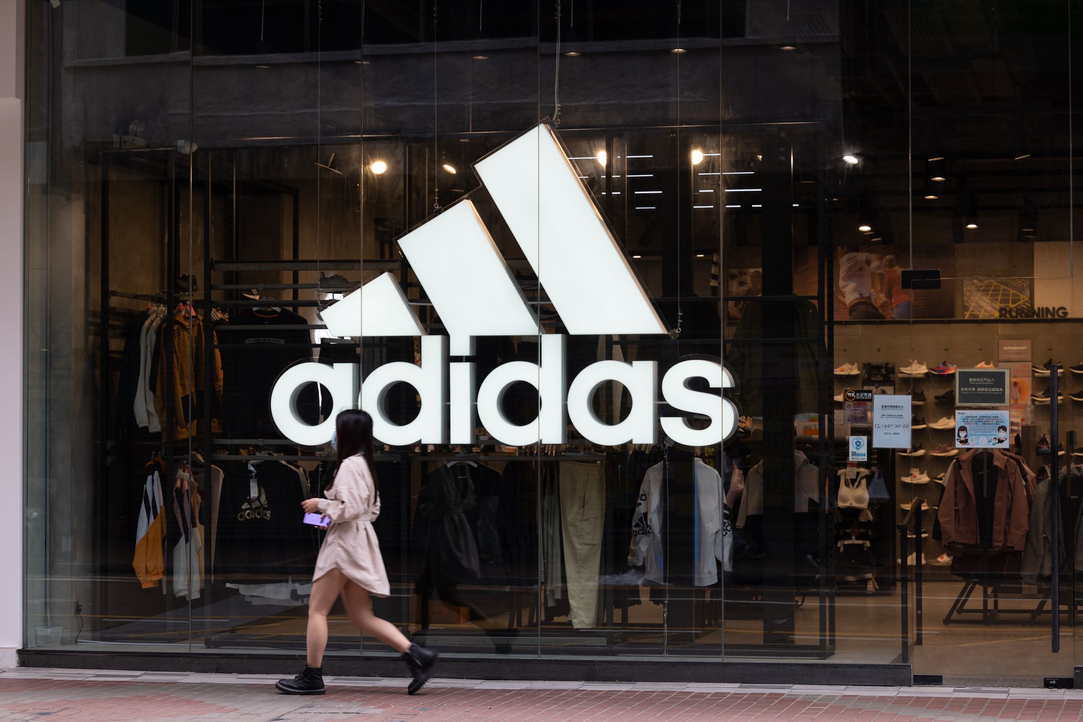 Adidas alerta clientes sobre possível vazamento de dados