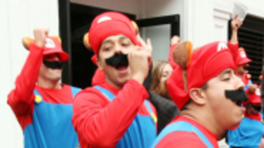 Dezenas de Marios invadem as ruas de San Diego