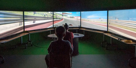 Gran Turismo 5 fica ainda mais impressionante em 5 TVs de 84 polegadas