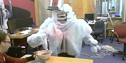 Imagem de: Robô PR2 prepara sozinho massa para biscoitos