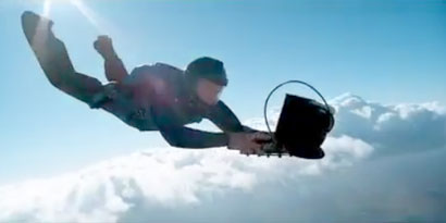 Imagem de: Paraquedista salta com notebook em ação da Lenovo